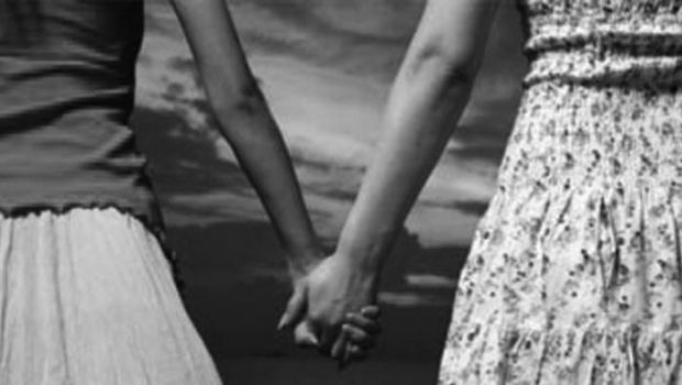 Gara-gara Foto Ciuman dengan Wakasek Perempuan, Gadis SMA Ini Bikin Heboh Sekolah