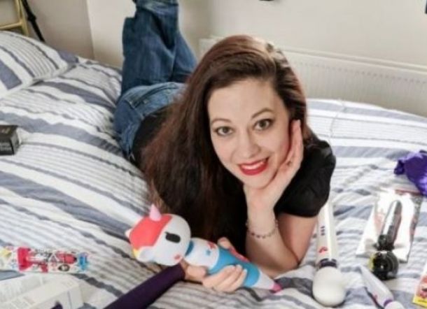 Mantan Bankir Cantik Beralih Jadi Penguji Mainan Seks, Meski Gajinya Murah
