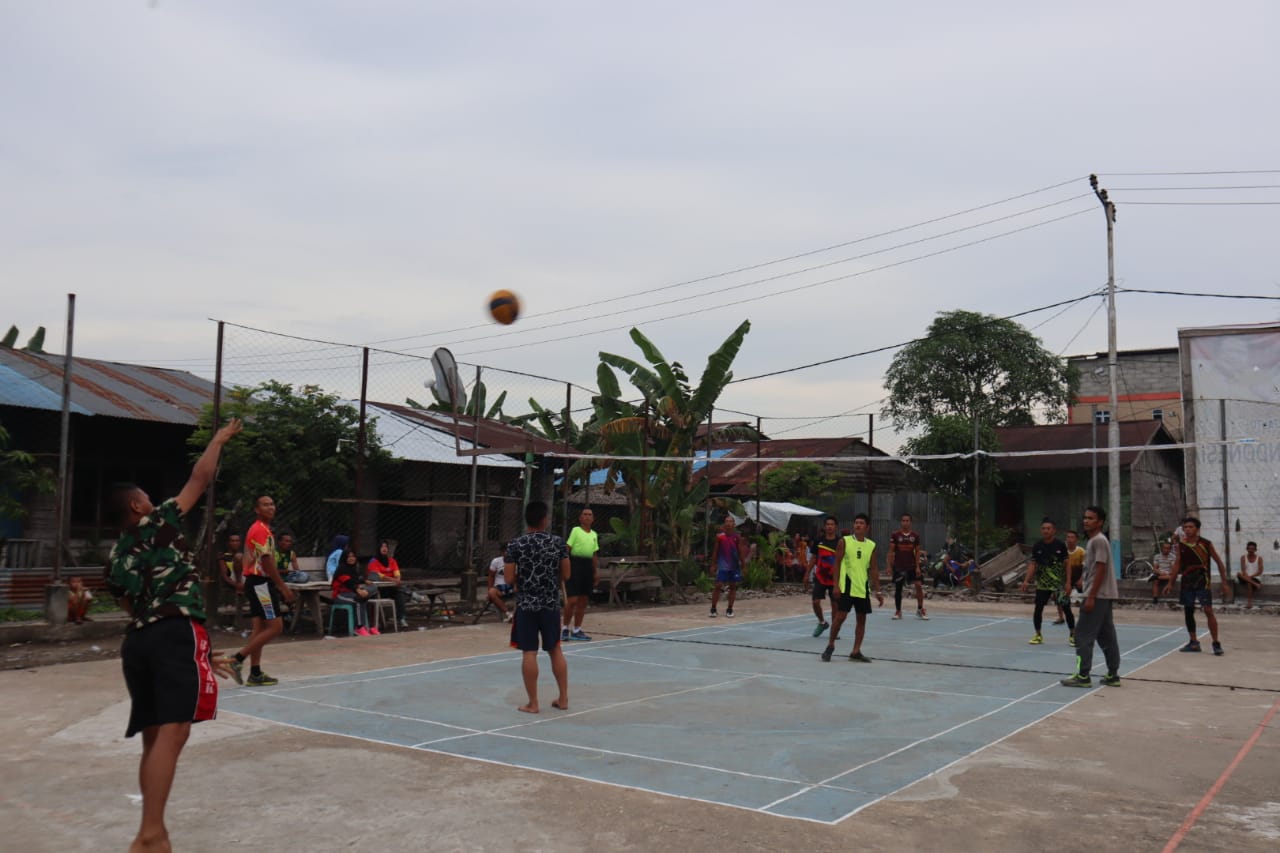 Anggota Satgas TMMD 111 Kodim 0314/Inhil Berolahraga Voly Dengan Masyarakat
