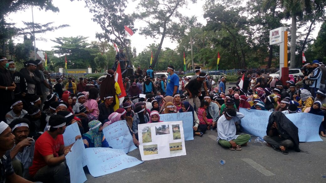 Video Warga Desa Koto Aman Orasi di Depan DPRD Riau