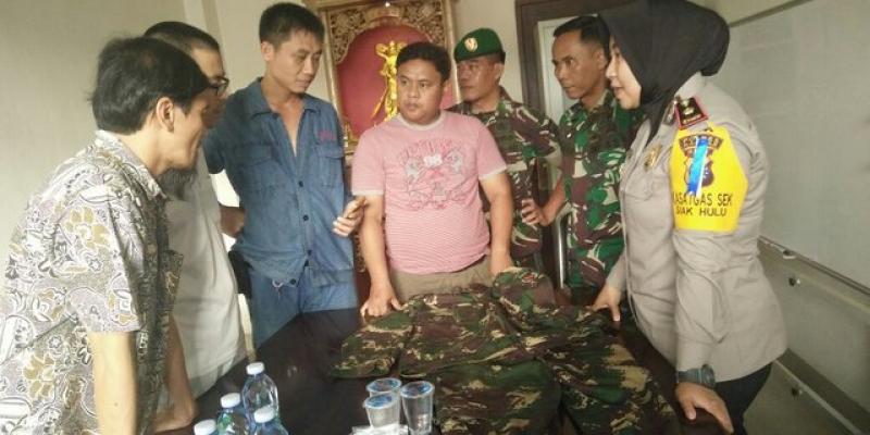 WN China ini Kerja dan Belanja Sembako Pakai Seragam Loreng