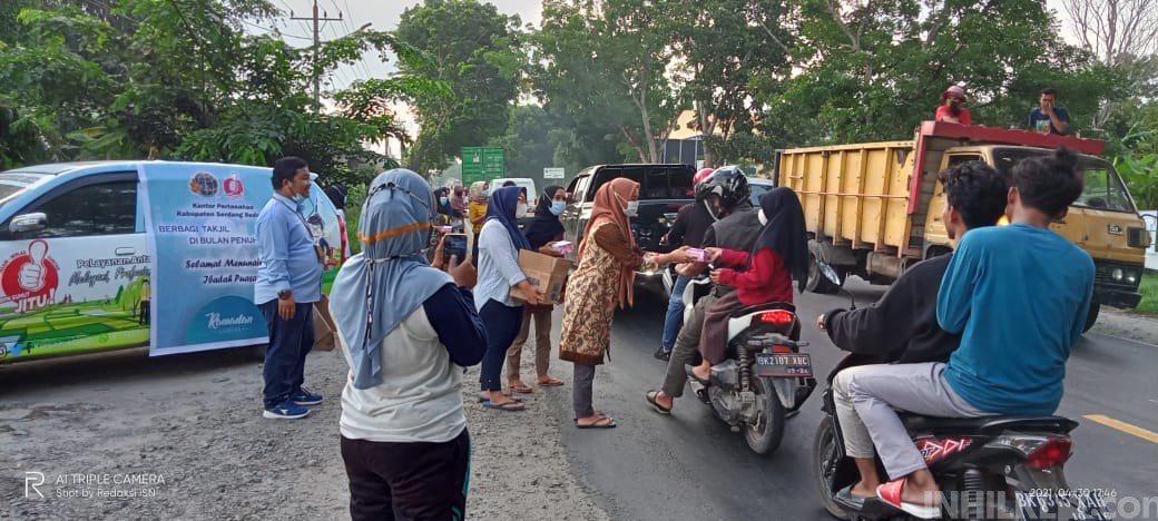 Kantor BPN Sergai Berbagi Takjil Berbuka Puasa Kepada Masyarakat