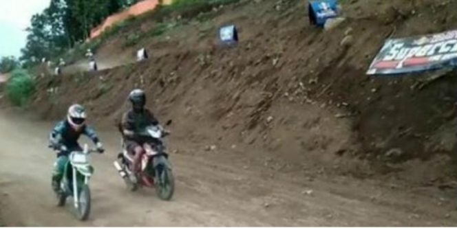 Diduga Tersasar, Pengendara Supra Nyelonong Masuk Lintasan Lomba Motorcross