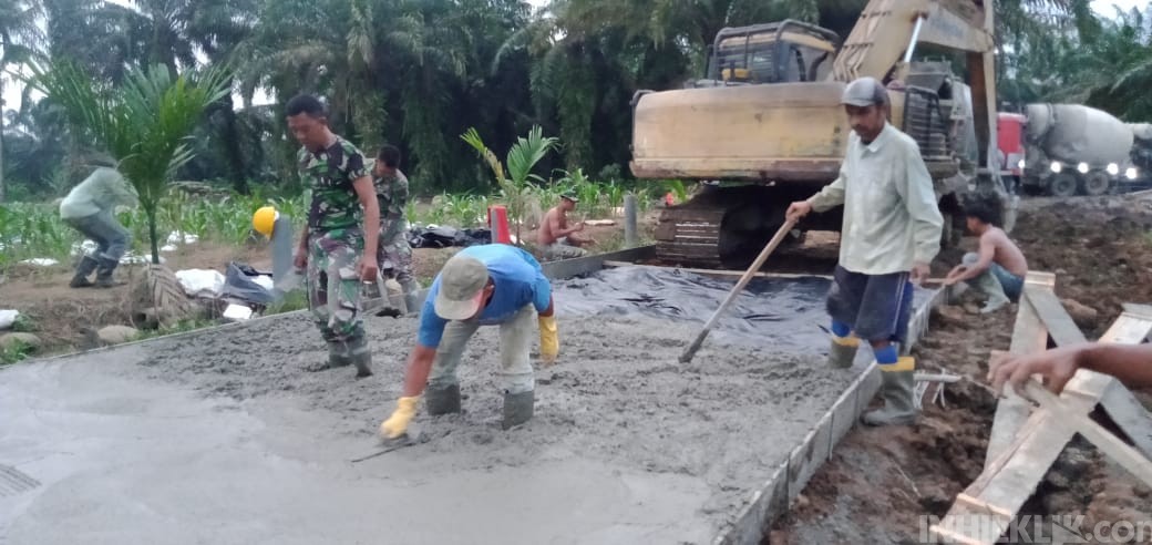 Tanpa Henti, Personel Satgas, Backhoe dan Truk Molen Silih Berganti Melaksanakan Tugas