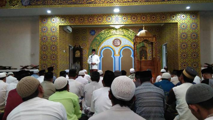Bupati Wardan Pimpin Sholat Teraweh Berjamaah Ddi Masjid YAMP