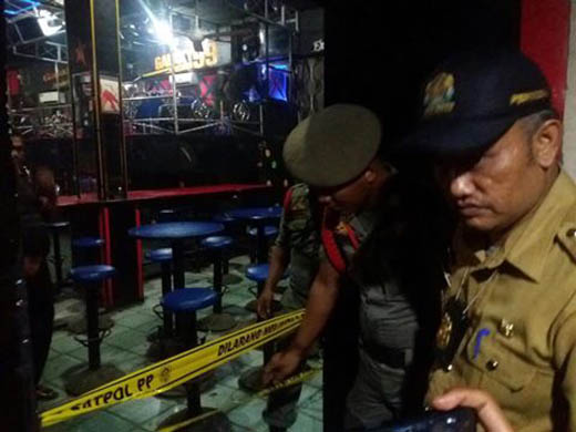 Satpol PP Segel Tempat Hiburan Malam Yang Tak Kantongi Izin