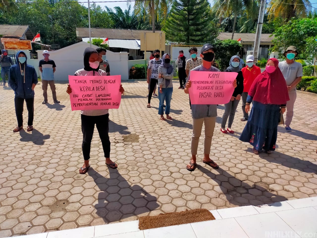 Kades Pasar Baru bersama Warganya Demo Camat Teluk Mengkudu