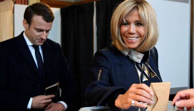 Warga Prancis Tolak Istri Presiden Macron Jadi First Lady?