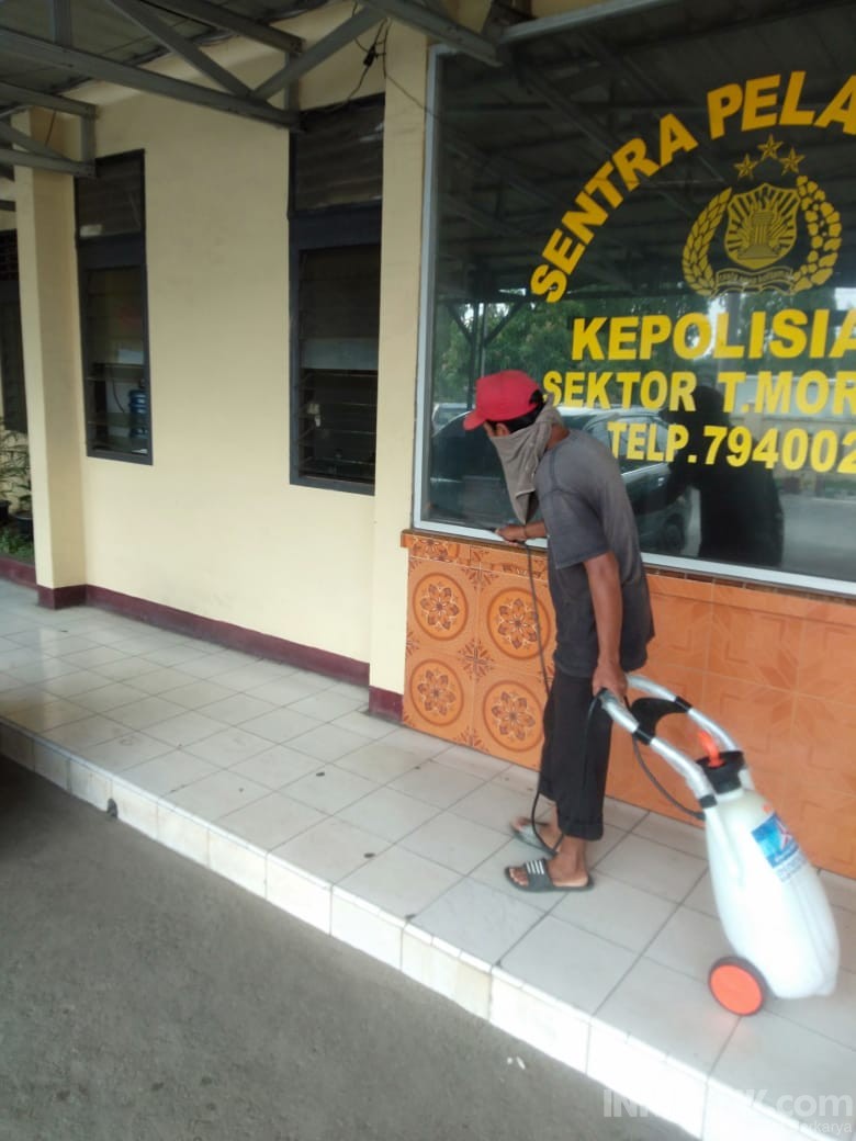 Mapolsek Tanjung Morawa Disemprot Disinfektan