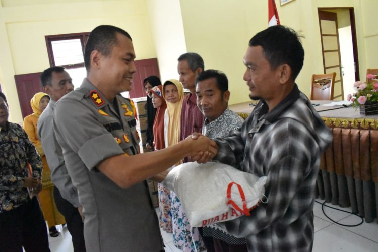 Kapolres Kampar Serahkan Bantuan Kepada Warga Kurang Mampu