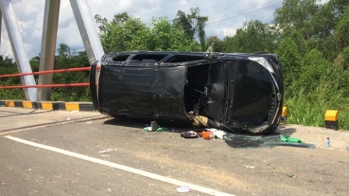 Hilang Kendali, Mobil yang Dikendarai Pejabat Eselon Pemkab Inhil Terbalik di Bawah Jembatan