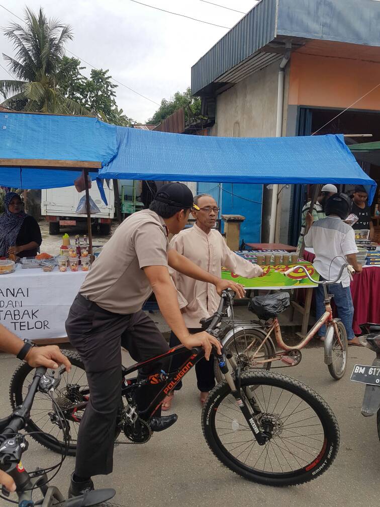 Kapolres Inhil Memantau Kondisi Kamtibmas Jelang Berbuka Dengan Bersepeda