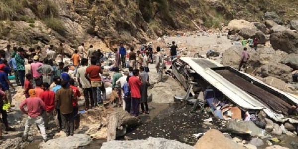 Bus Berguling Hingga Masuk Sungai, 42 Penumpang Tewas