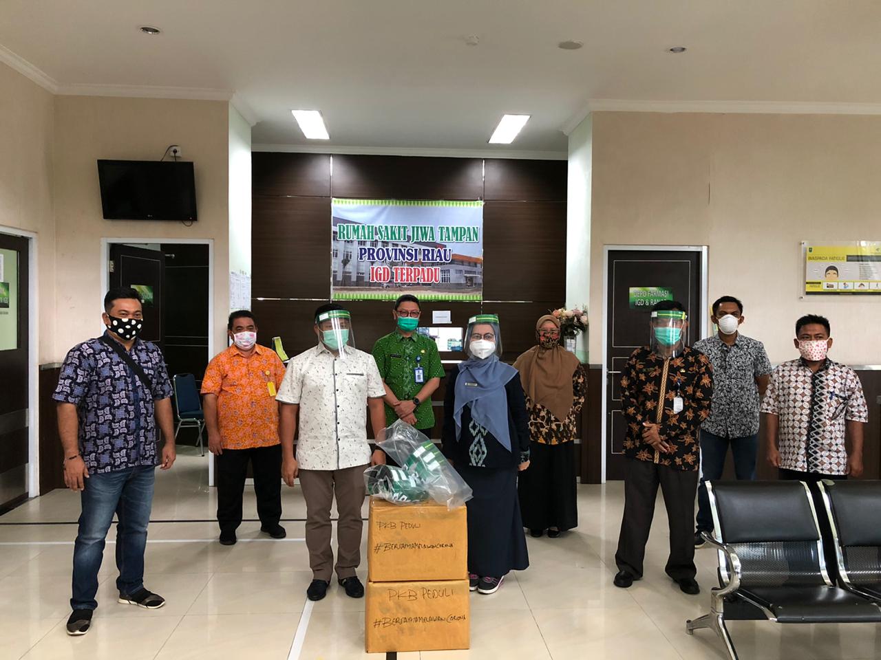 Ketua PKB Riau Serahkan Bantuan APD Untuk Tenaga Medis