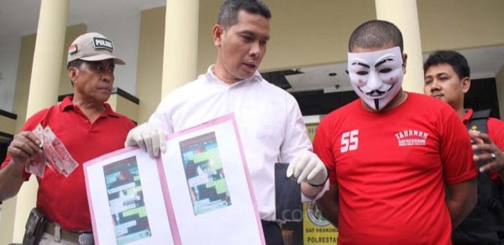 Oknum Satpol PP ini Menikmati Istrinya ‘Disodok’ Orang Lain, Lalu Ikut ‘Nyodok’ Bareng
