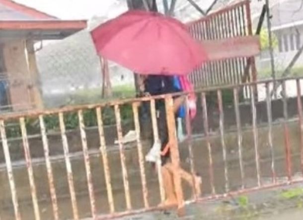 Mengharukan, Siswi Gendong Temannya yang Cacat di Tengah Hujan Deras