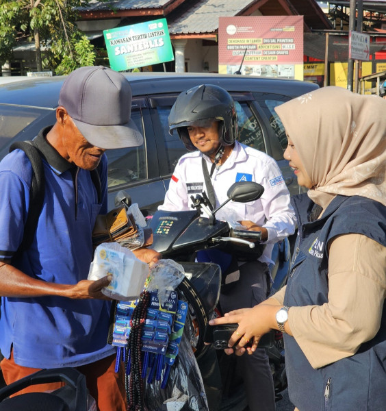 PLN Icon Plus Sumbagteng Berbagi Takjil Ramadhan Gratis