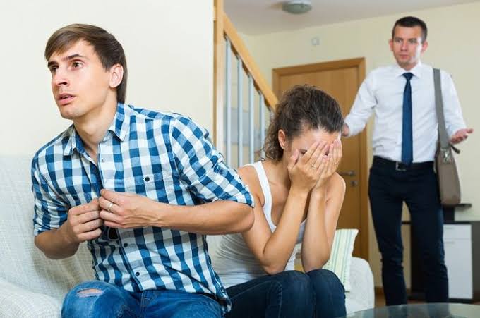 Terdengar Suara Gaduh di Rumah, Pria Ini Pergoki Istri Selingkuh dengan Anak