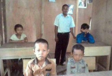 Potret Miris Dunia Pendidikan, Sebagian Anak di Meranti Sekolah Tanpa Seragam