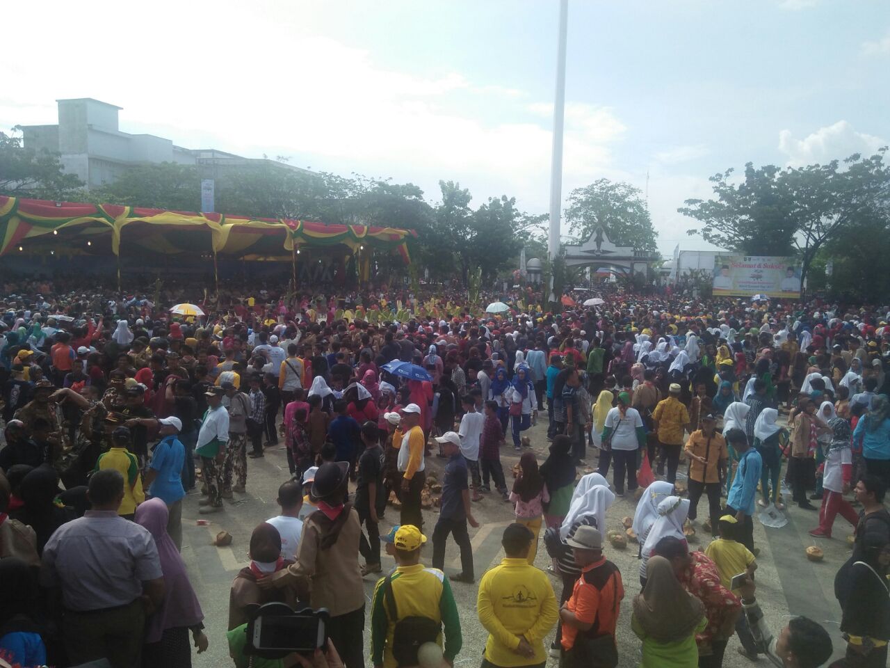 Demi Raih Rekor MURI, Puluhan Ribu Masyarakat Inhil Rela Berdesakan