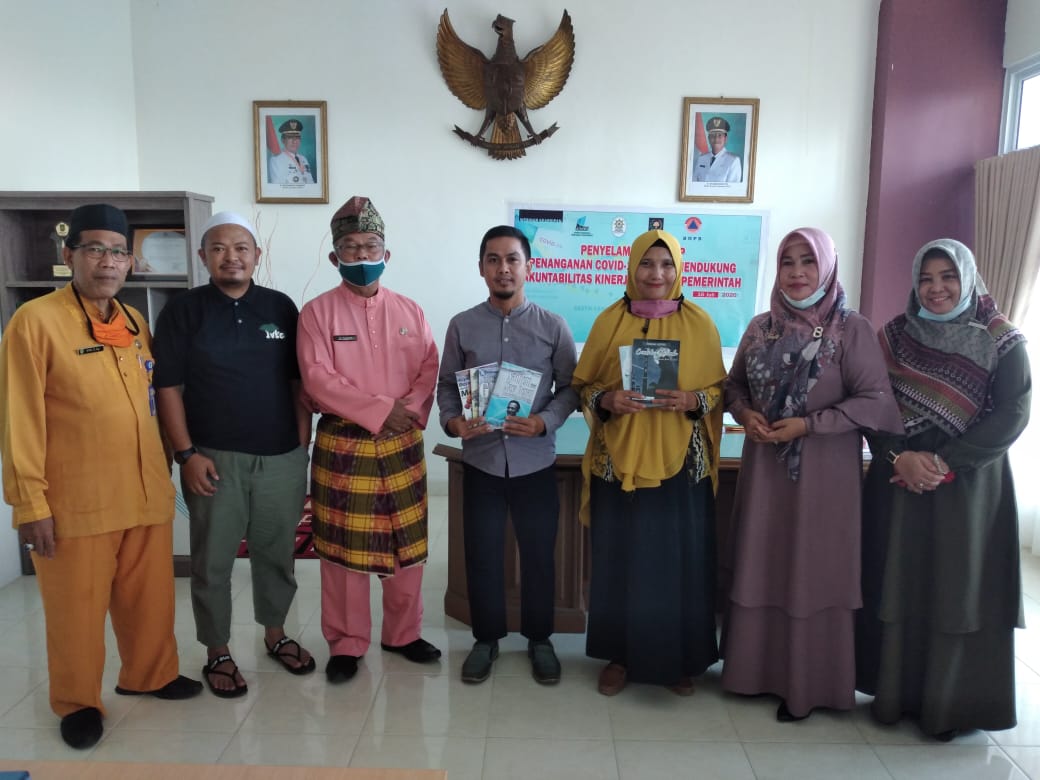 Tingkatkan Gairah Menulis Guru, IGI Serahkan 6 Buku kepada DPAD Inhil