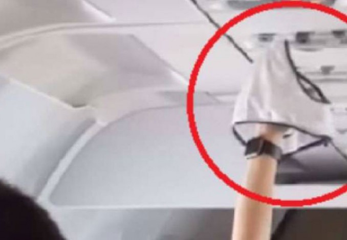Jangan Dicontoh! Penumpang ini Jemur Celana Dalam di Pesawat