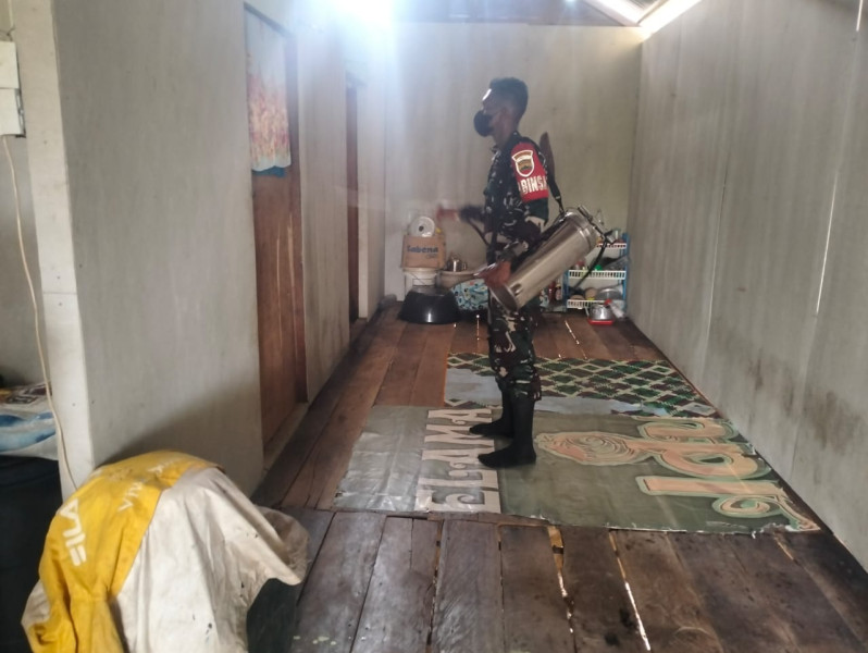Babinsa Kuala Selat Lakukan Penyemprotan Guna Cegah Malaria
