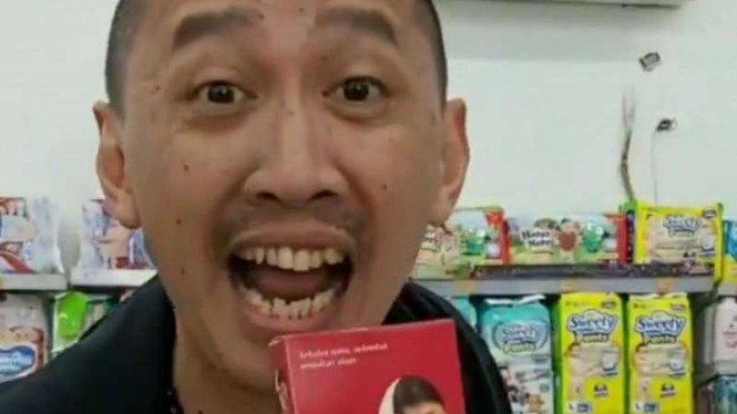 Buset! Takut Spermanya Hamili Anak Orang, Abu Janda Berenang Pakai Kondom