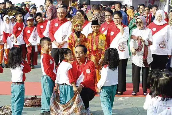 Jadi Pesulap Dadakan, Trik Jokowi Ketahuan Sama Anak-anak