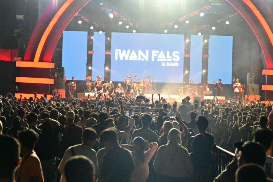 Jelang HUT TNI, Konser Iwan Fals Sulap Apron Lanud Rsn Jadi Lautan Manusia