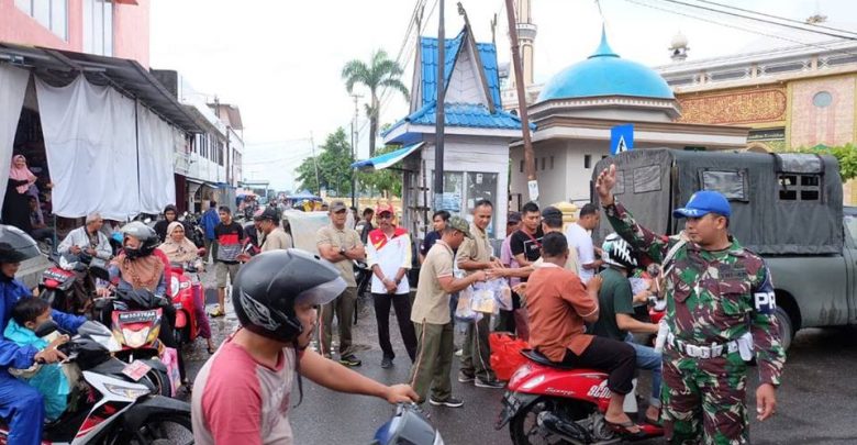 Kodim Inhil Bagikan 160 Paket Makan Siang kepada Tukang Becak