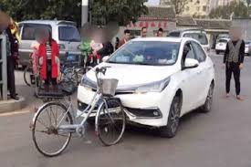 Ditabrak Sepeda, Bagian Depan Toyota Corolla Altis Ringsek