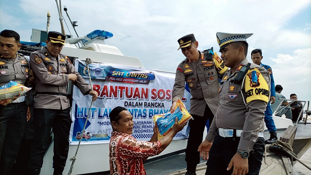 Polres Inhil Berbagi Sembako kepada Nelayan