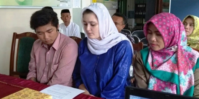 Terpikat Pemuda Kuningan, Bule Cantik Ini Jadi Mualaf dan Akan Nikah