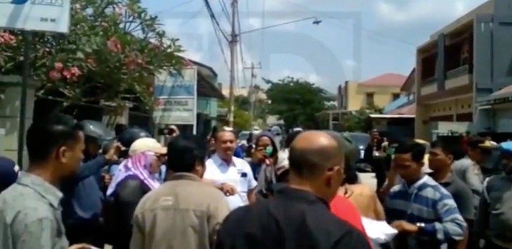 Video Tiga Anggota DPRD Paksa Warga Buka Kaos #2019GantiPresiden Viral, Coba Lihat!