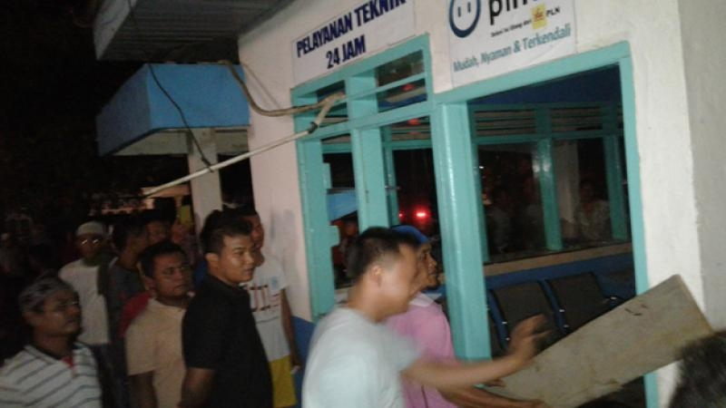 Selain Listrik Padam, Inilah Alasan Warga Mengamuk di PLN Ujung Batu