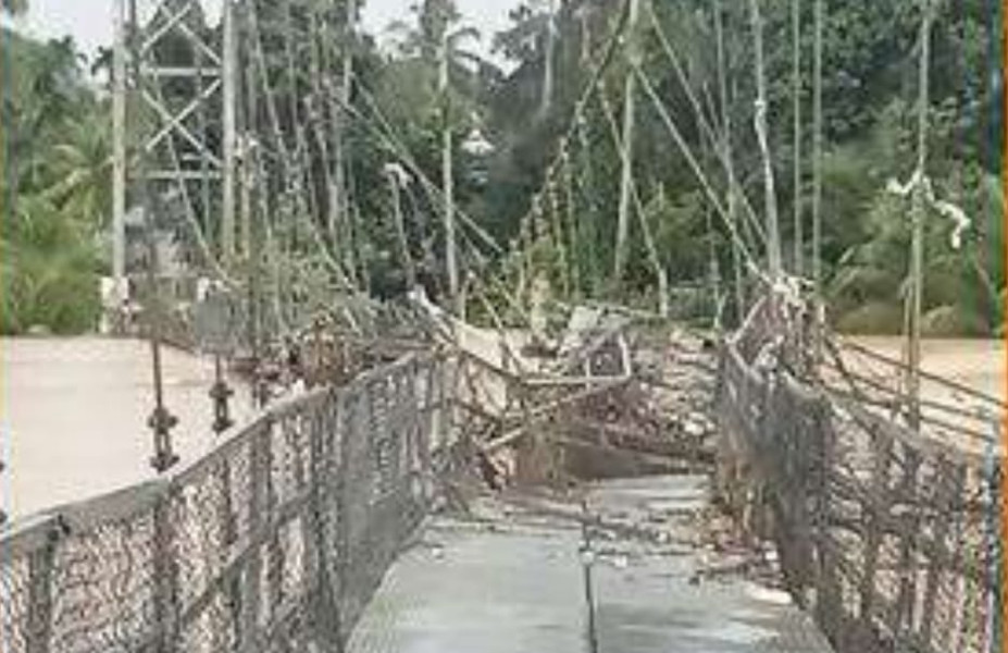 Dua Jembatan Penghubung Antar Desa di Riau Ambruk Diterjang Banjir