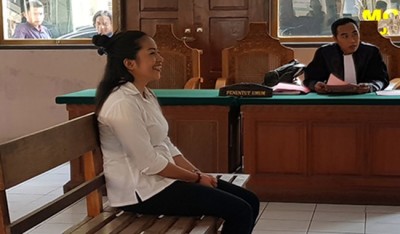Tertawa dan Tidak Sopan saat Sidang, Wanita Cantik Ini Terancam Penjara 20 Tahun