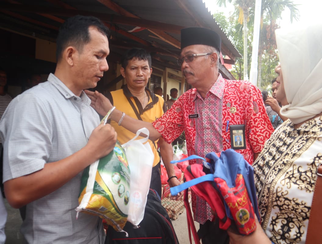 Didampingi Kapolres, Marlis Syarif Serahkan Bantuan