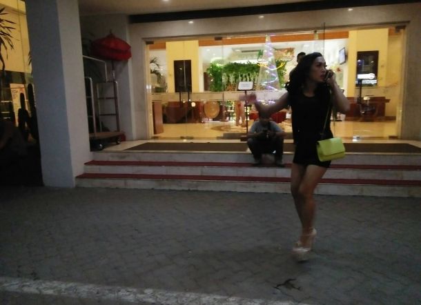 Polisi Bubarkan Kontes Waria di Makassar