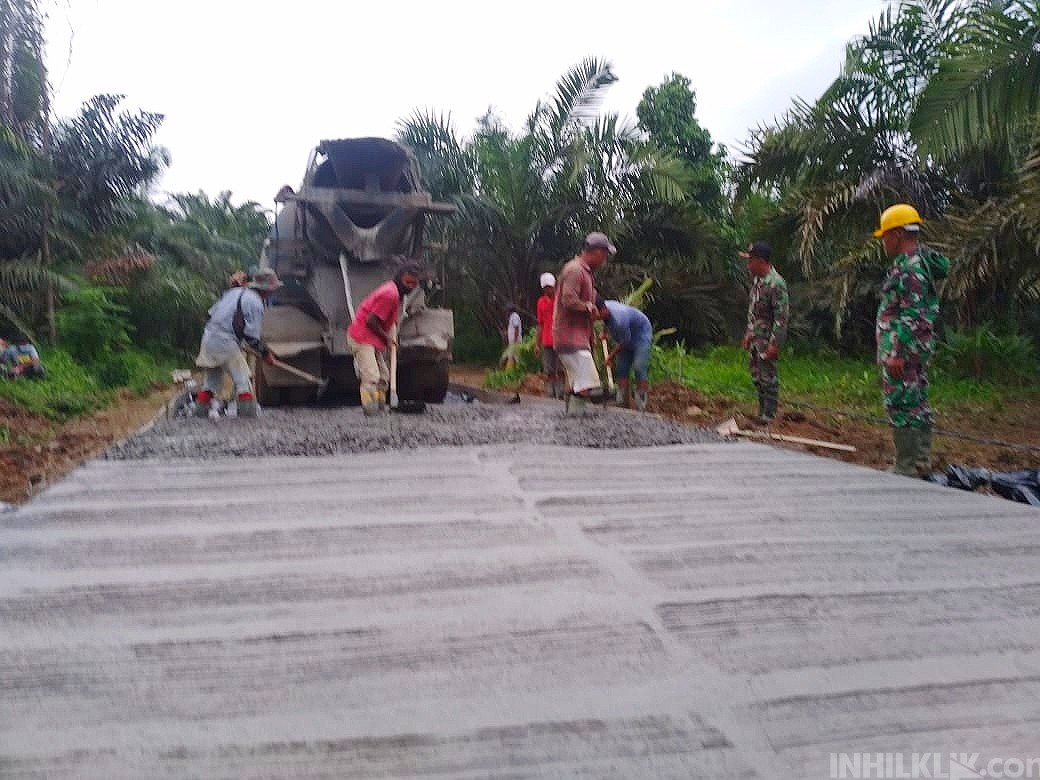 Satgas TMMD Kodim 0204/DS Lakukan Shift Siang-Malam Pengecoran Jalan