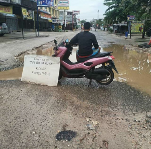 Jalan Sigunggung Tak Kunjung Diperbaiki, Masyarakat Protes Buka Kolom Pancing