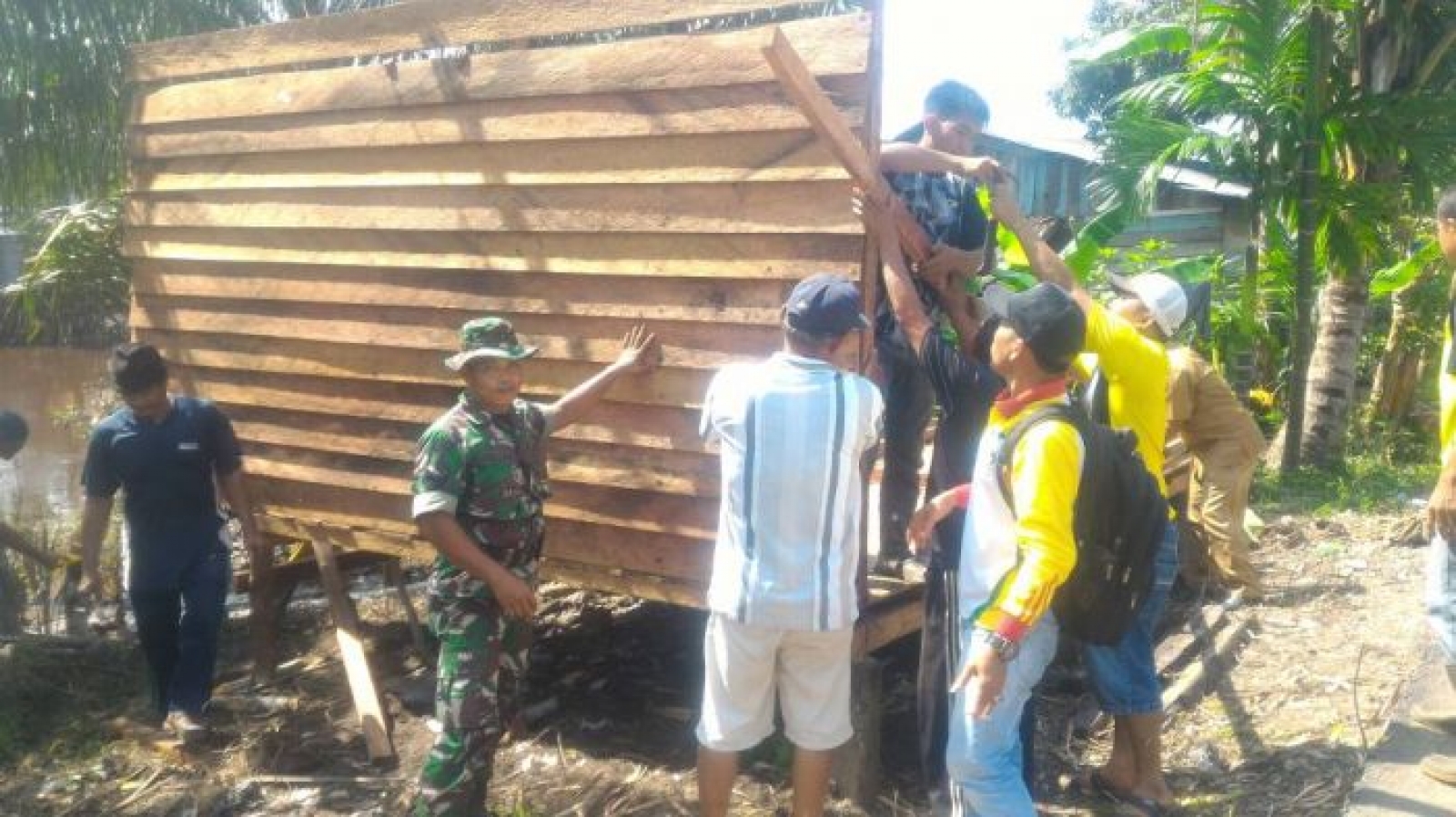 Warga Danau Pulai Indah Inhil Swadaya Bangun RLH