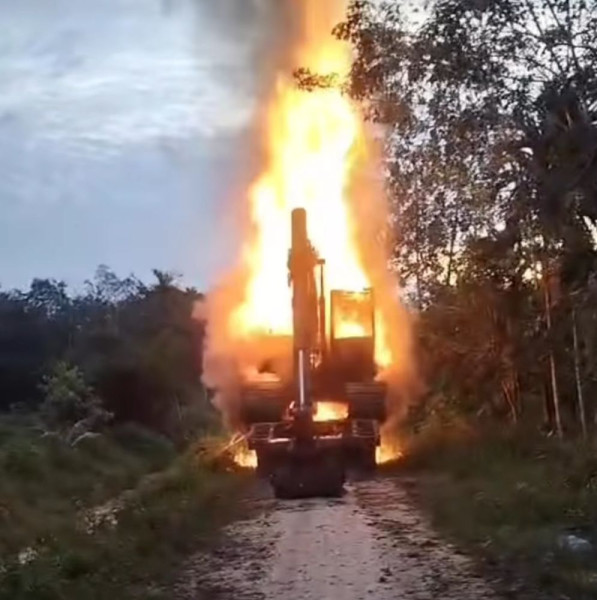 Viral Ekscavator Proyek Jalan Terbakar di Kampar, Ini Kata Polisi
