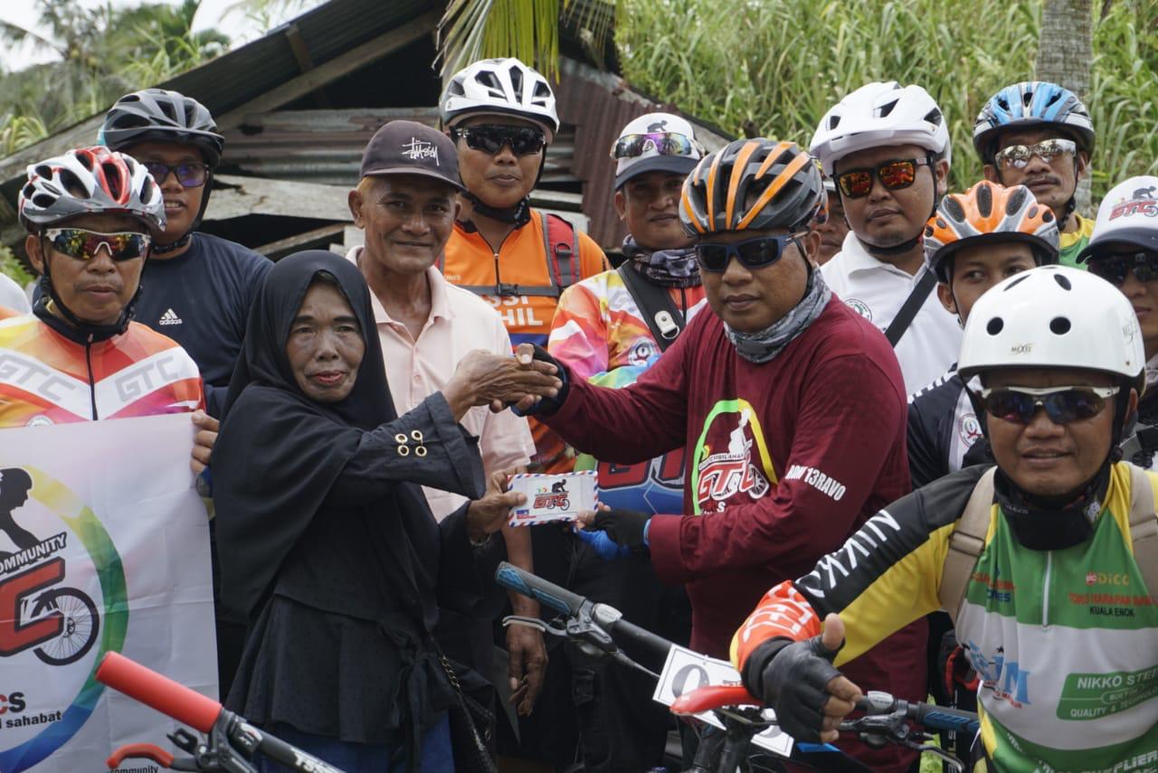Gowes Bersama ke Teluk Pinang, GTC dan Kuala Enok Gowes Serahkan Bantuan Untuk Ibu Rauzah