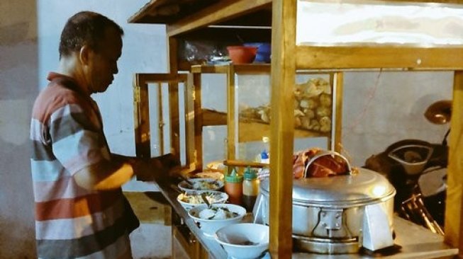 Mencari Warung Bakso Pak Bagyo di Pasar Ngipik yang Viral