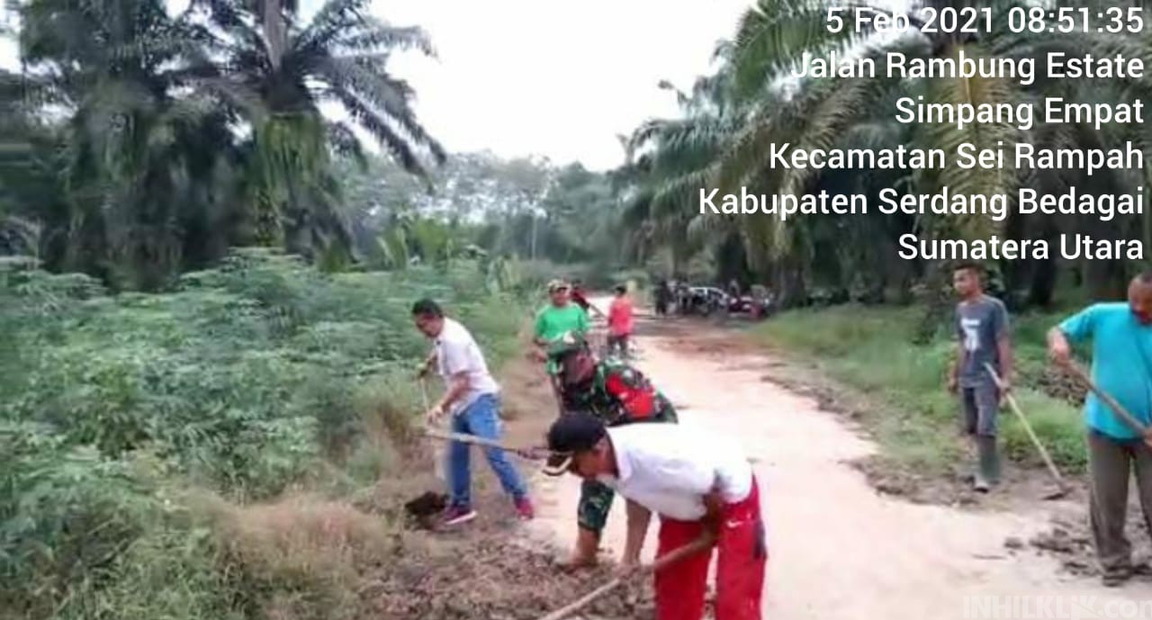 Babinsa Koramil 10/SR Gotong Royong Bersama Masyarakat Desa Simpang Empat