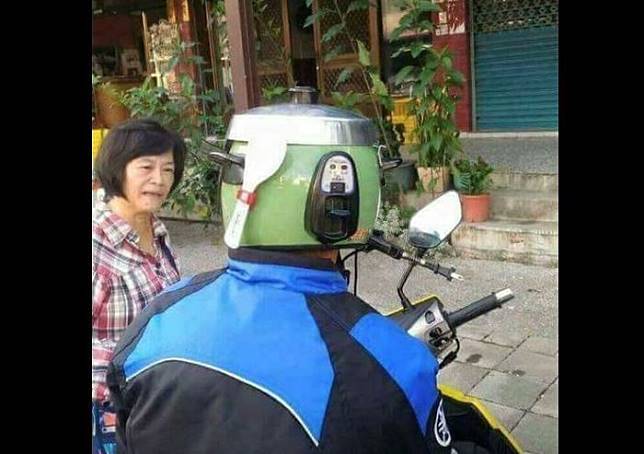 Ngakak! Pria Ini Pakai 'Magic Helmet', Ini Fotonya...