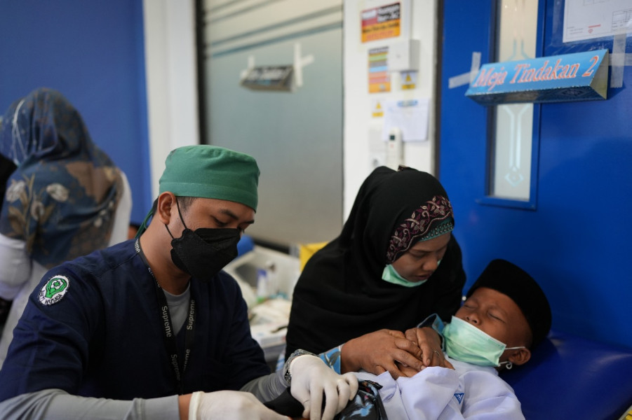 Sambu Group dan YBDA Sunat Ratusan Anak di Pulau Burung