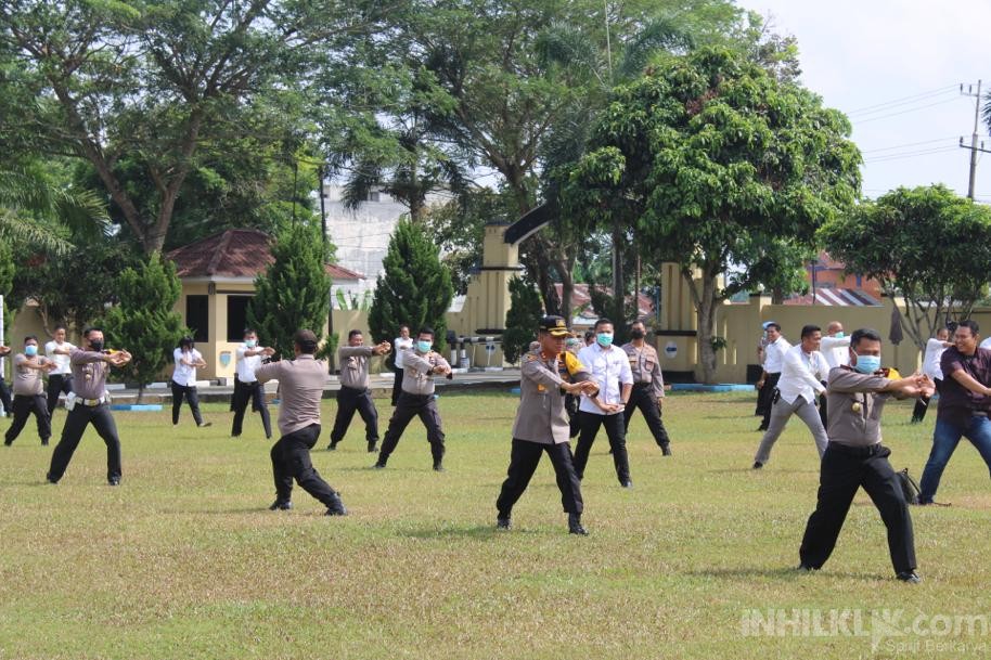 Cegah Penyebaran Covid-19, Kapolres Sergai Wajibkan Anggota Berjemur